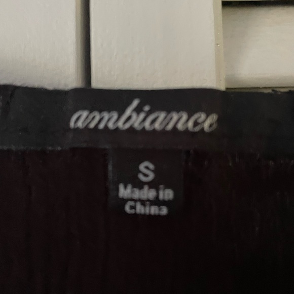 Lightweight summer blouse.. size small - Picture 2 of 2